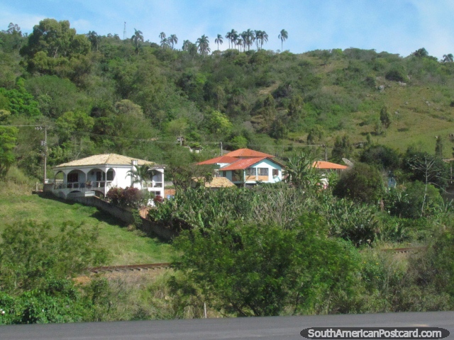 Casas de campo agradables que pasan por alto la laguna en Laguna al sur de Florianopolis. (640x480px). Brasil, Sudamerica.