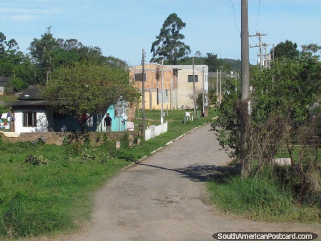 Rua e casas em uma cidade chamada Ararangua, em volta de Ararangua, a meio caminho entre Florianopolis e Porto Alegre. (640x480px). Brasil, Amrica do Sul.