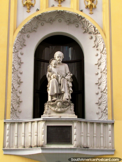 El arco y monumento llamado DOM Beato Josepho por delante de Iglesia Sao Jose en Porto Alegre. (480x640px). Brasil, Sudamerica.