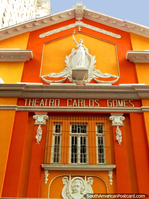 Fachada dianteira cor-de-laranja-viva de teatro Theatro Carlos Gomes em Porto Alegre. (480x640px). Brasil, Amrica do Sul.