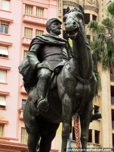 Homem em cavalo bronze monumento em Praca Alfandega em Porto Alegre. (480x640px). Brasil, América do Sul.
