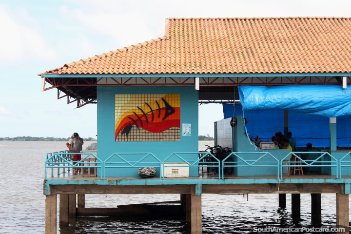 O mercado de peixes em Santarem localiza-se ao longo da terra a margem de gua e estantes acima da gua. (720x480px). Brasil, Amrica do Sul.