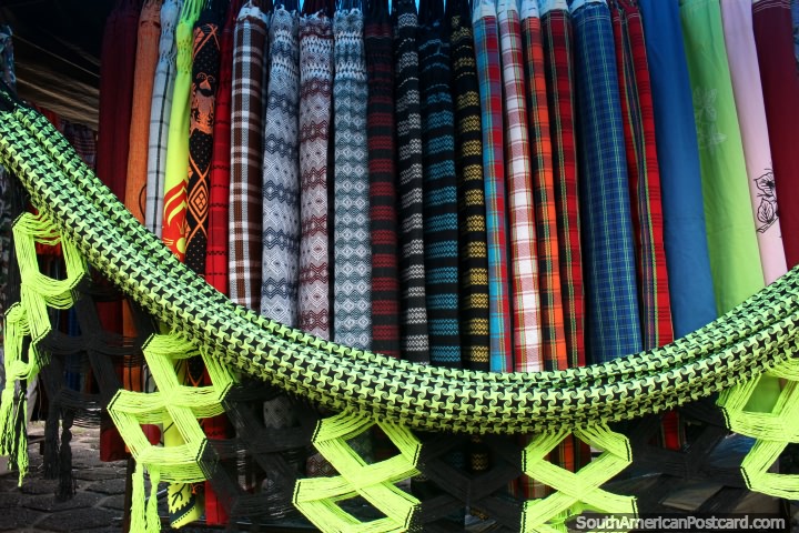 Hamacas en una gama de estilos para comprar para el viaje en ferry en el ro Amazonas en Santarem. (720x480px). Brasil, Sudamerica.