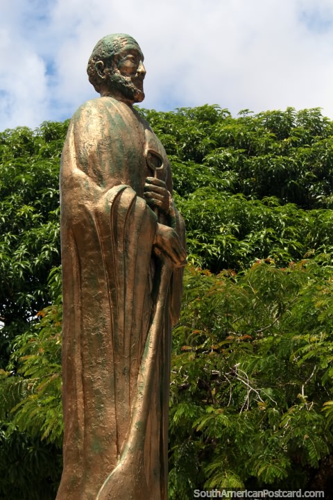 A estátua dourada em praça Praca fishermens faz Pescador em Santarem. (480x720px). Brasil, América do Sul.