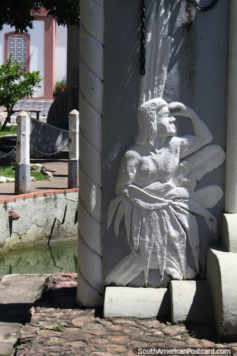 Un monumento en la Plaza de Centenario en Santarem. (480x720px). Brasil, Sudamerica.