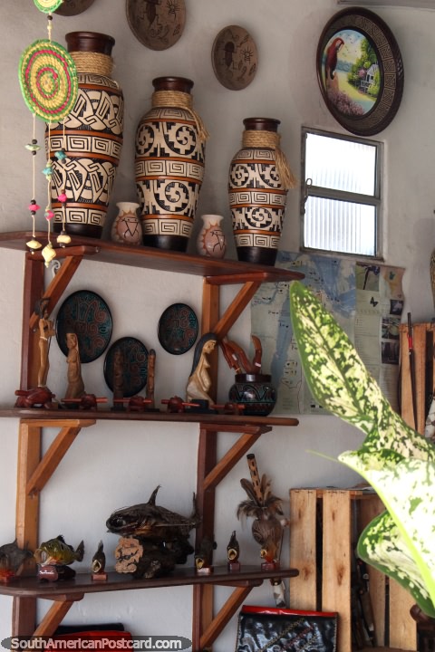 Piezas de arte hechas de madera dentro de una tienda en Santarem. (480x720px). Brasil, Sudamerica.