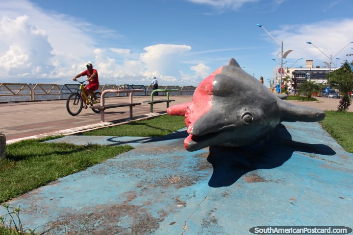 Rosa y gris monumento de un delfine en la zona ribereña en Santarem. (720x480px). Brasil, Sudamerica.