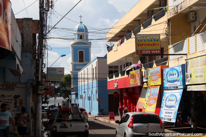 Las tiendas y la calle frente a la catedral de Santarem. (720x480px). Brasil, Sudamerica.