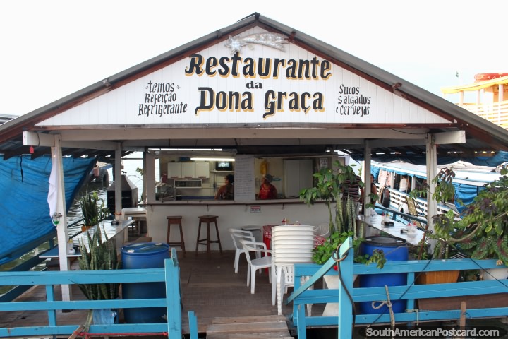 Visite Restaurante da Dona Graca, um barco que serve boa comida barata em Santarem, localizado na terra a margem de gua. (720x480px). Brasil, Amrica do Sul.