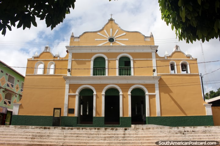 La iglesia de color amarillo y verde en Alter do Chao cerca de Santarem. (720x480px). Brasil, Sudamerica.