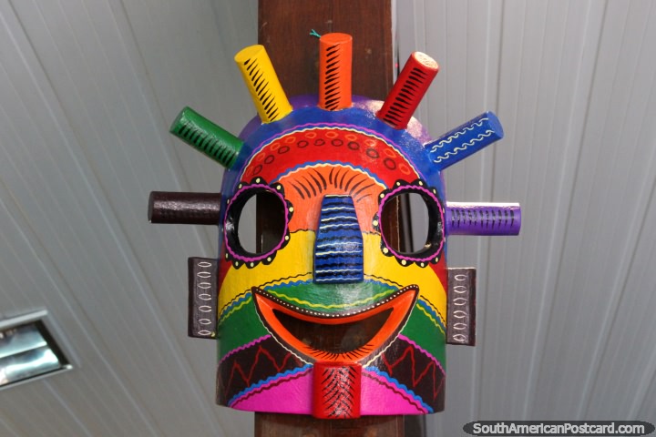 Uma mscara de cara muito brilhante e colorida feita da madeira da venda de uma loja de arte em Alter do Chao perto de Santarem. (720x480px). Brasil, Amrica do Sul.