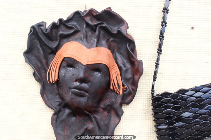 Uma cara formada fora do couro da venda de uma loja de arte em Alter do Chao perto de Santarem. (720x480px). Brasil, América do Sul.