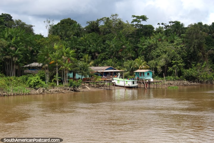 Casas ao longo do Rio Parauau, um barco entrou em doca na frente, ao norte de Breves. (720x480px). Brasil, América do Sul.