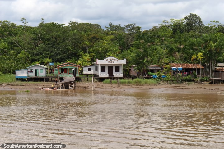 Uma pequena comunidade de Amazônia com uma igreja junto do Rio Parauau, ao norte de Breves. (720x480px). Brasil, América do Sul.