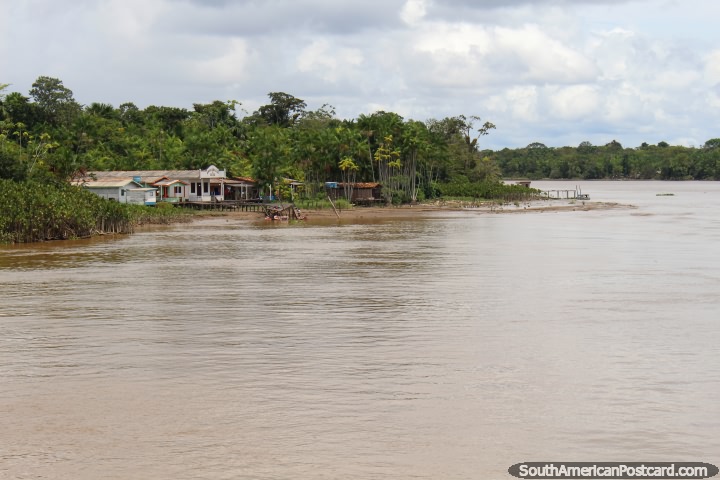 Una comunidad amazónica pequeña en una curva del río en el trayecto entre Santarem y Belem. (720x480px). Brasil, Sudamerica.