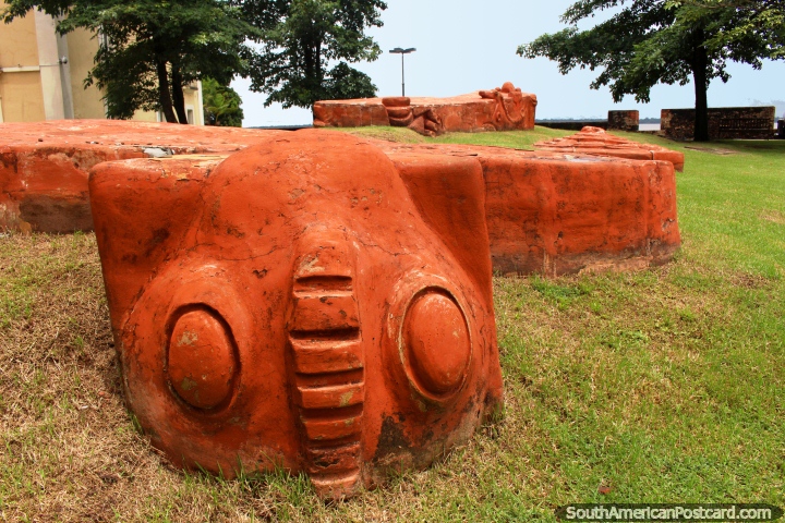 Una obra de arte hecha de arcilla y piedra en el césped fuera de la fortaleza en Belem. (720x480px). Brasil, Sudamerica.