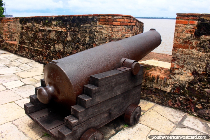 Um canhão indica em direção ao rio do lado de fora do Forte do Presepio, a fortaleza em Belém. (720x480px). Brasil, América do Sul.