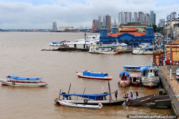 Uma visão do rio, cidade e edifïcios de mercado azuis em Belém. (720x480px). Brasil, América do Sul.