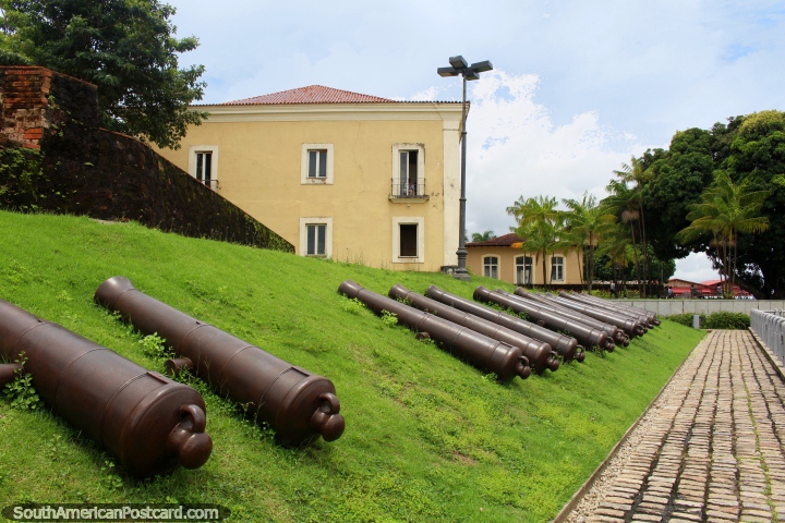Muchos de cañón que pone en un banco de hierba fuera de la fortaleza Forte do Presepio en Belem. (720x480px). Brasil, Sudamerica.