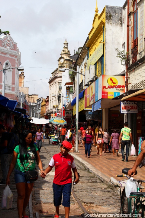 Tiendas en las calles de la parte superior de la Plaza Praa das Merces en Belem. (480x720px). Brasil, Sudamerica.