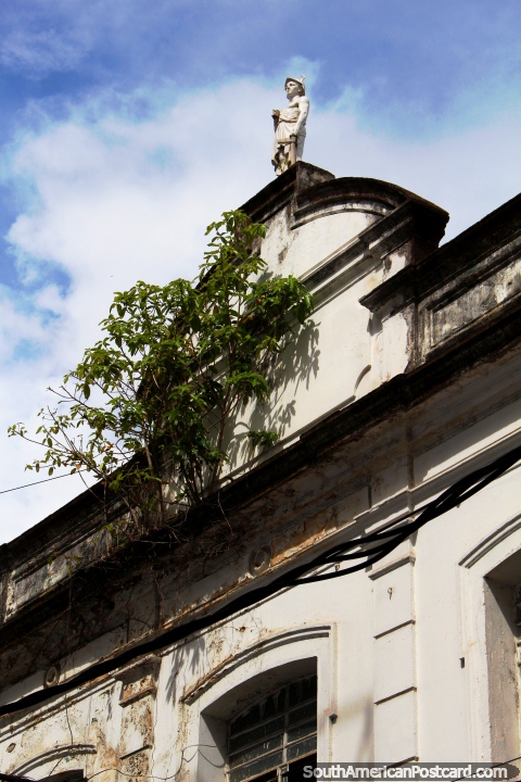 Pequeña estatua en la parte superior de una antigua fachada en Belem. (480x720px). Brasil, Sudamerica.
