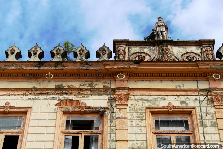 Antiguo y interesante fachada con una pequeña estatua en la parte superior en Belem. (720x480px). Brasil, Sudamerica.