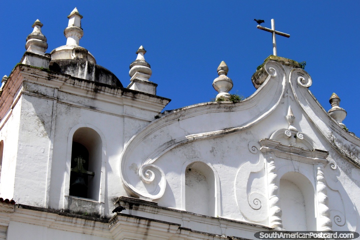 La parte superior de la fachada de la iglesia Igreja da S en Belem. (720x480px). Brasil, Sudamerica.