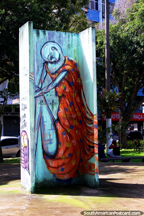 Arte de grafite de uma mulher em um vestido bonito em praça Praca da Bandeira em Belém. (480x720px). Brasil, América do Sul.