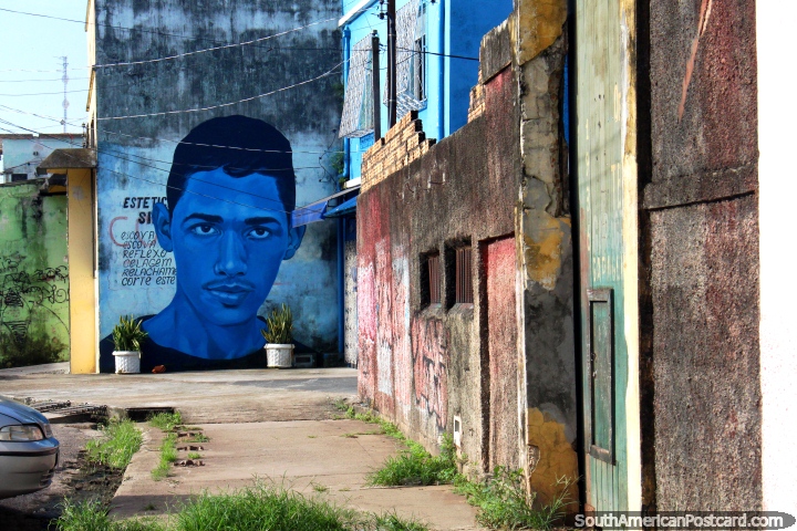 O mural de parede de um equipa a cara em uma velha rua perto do porto em Belém. (720x480px). Brasil, América do Sul.