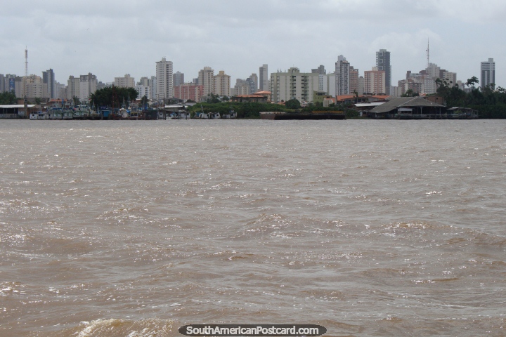Deixando Belém por barco, uma visão da cidade do rio. (720x480px). Brasil, América do Sul.