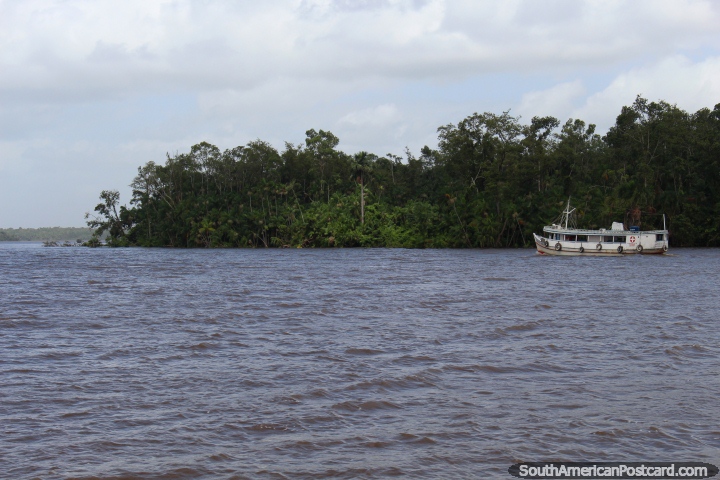 No rio, que encabeça fora de Belém para o oeste a Barcarena. (720x480px). Brasil, América do Sul.