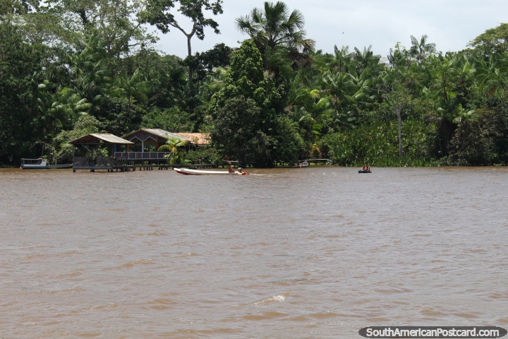 Padre remolca sus 2 hijos en un tubo negro en el río al oeste de Belem. (720x480px). Brasil, Sudamerica.