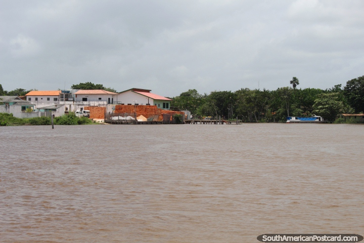 Un cruce de río y casas en Barcarena, al oeste de Belem. (720x480px). Brasil, Sudamerica.
