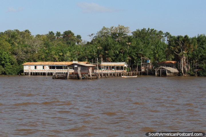 Provavelmente um edifïcio de escola no Amazônia, junto do rio ao oeste de Belém. (720x480px). Brasil, América do Sul.