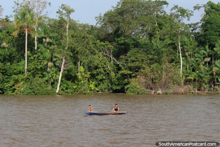 Madre e hijo en una canoa en la Amazonía sur de Macapá. (720x480px). Brasil, Sudamerica.
