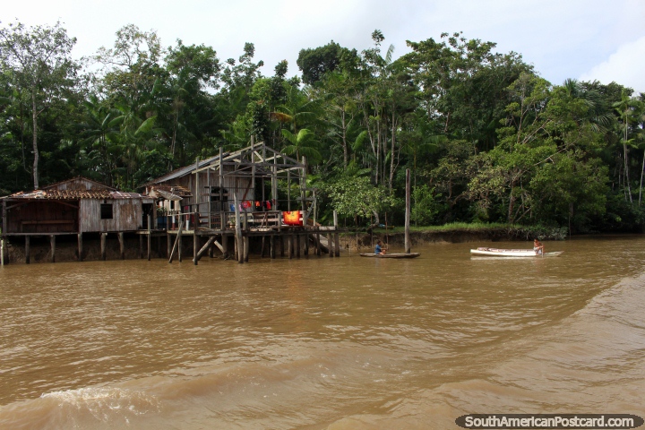 O barco deixa uma onda como passa por uma casa de Amazônia, ao sul de Macapa. (720x480px). Brasil, América do Sul.