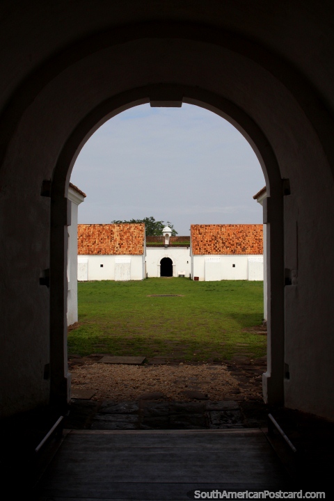Visão pela entrada arcada no forte em Macapa - Fortaleza de Sao Jose. (480x720px). Brasil, América do Sul.