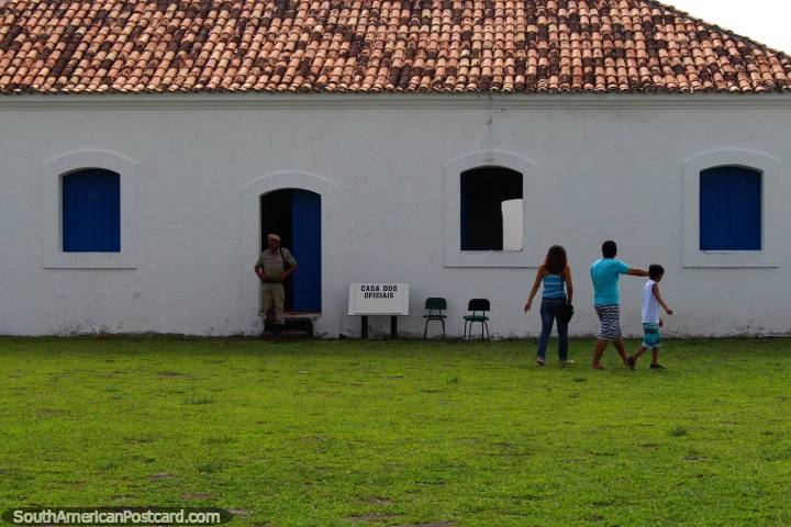 Un oficial de pie fuera de la Casa del Oficial en la Macapá fortaleza. (720x480px). Brasil, Sudamerica.