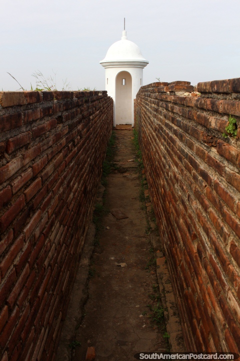 Paredes de ladrillo y un estrecho pasillo que conduce a un bastión en la fortaleza en Macapá. (480x720px). Brasil, Sudamerica.