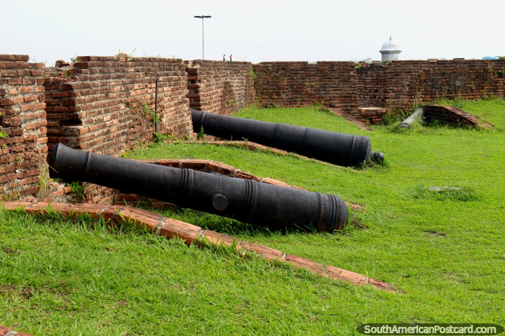 Un par de cañón en la hierba y las paredes de ladrillo de Fortaleza de Sao José de Macapá. (720x480px). Brasil, Sudamerica.