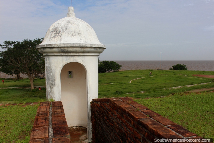 Un bastión por encima de una zona de césped verde en la línea de costa en Macapá. (720x480px). Brasil, Sudamerica.