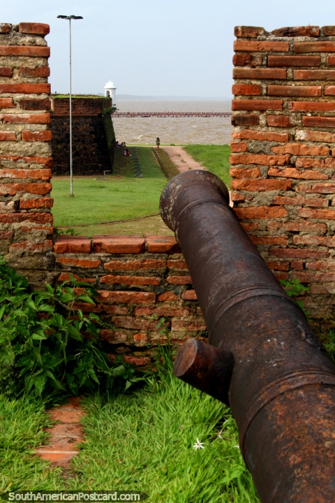 Cañón apunta hacia el Río Amazonas en el Fuerte Fortaleza de Sao José, en Macapá. (480x720px). Brasil, Sudamerica.
