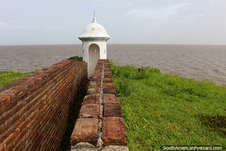 Um bastião de fortaleza posiciona-se acima do Rio de Amazônia em Macapa. (720x480px). Brasil, América do Sul.