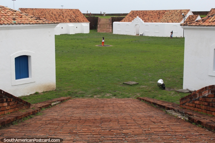 Viso do topo de uma rampa de tijolo que olha em direo ao outro para o forte Macapa. (720x480px). Brasil, Amrica do Sul.