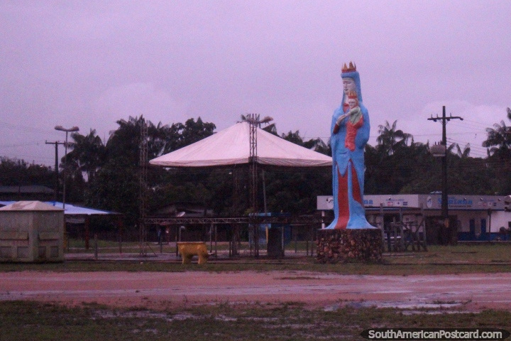 Religious statue holding a baby in Tartarugalzinho, between Macapa and Oiapoque. (720x480px). Brazil, South America.