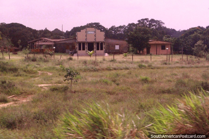Casa y edificios en una propiedad entre Macapa y Oiapoque. (720x480px). Brasil, Sudamerica.