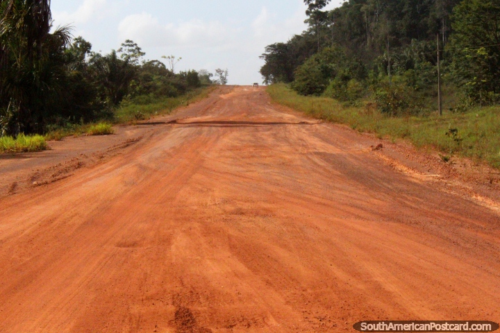 El camino de tierra dura alrededor de 3 horas durante el viaje de Macapa a Oiapoque. (720x480px). Brasil, Sudamerica.