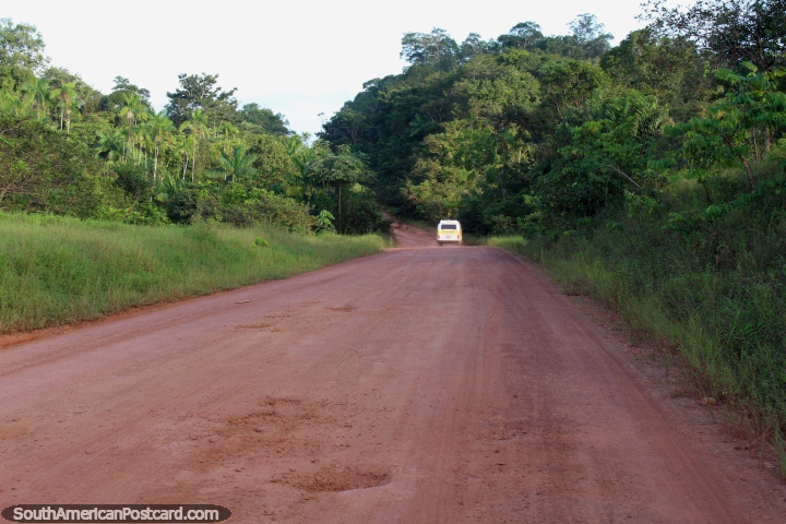 A maior parte de pessoas foram de carro diretamente correndo quando os tremulei abaixo depois que parei para um intervalo entre Macapa e Oiapoque. (720x480px). Brasil, América do Sul.