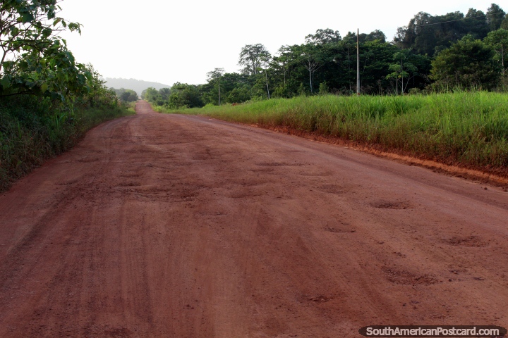 La mitad de la carretera entre Macapa y Oiapoque está sin sellar, tener una buena comida de antemano! (720x480px). Brasil, Sudamerica.