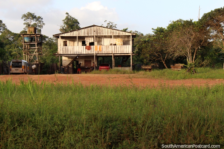 Casa e torre de gua 3 horas ao sul de Oiapoque no meio de em nenhum lugar. (720x480px). Brasil, Amrica do Sul.